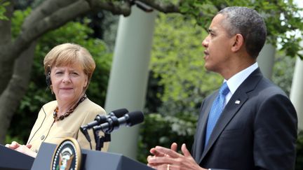 Angela Merkel et Barack Obama, lors d'une conf&eacute;rence de presse commune &agrave; Washington (Etats-Unis), vendredi 2 mai. (KAY NIETFELD / DPA)