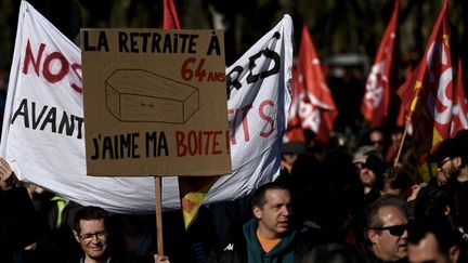 A Bordeaux, cet opposant à la réforme des retraites clame son mécontentement avec un humour macabre. (PHILIPPE LOPEZ / AFP)