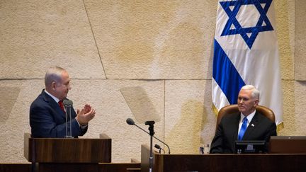 Benyamin Nétanyahou et Mike Pence, à la tribune de la&nbsp;Knesset, à Jérusalem (Israël), le 22 janvier 2018.&nbsp; (REUTERS)