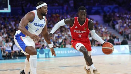 Le Français Guerschon Yabusele face à l'Allemand Denis Schröder pendant les Jeux olympiques, le 2 août 2024. (THOMAS COEX / AFP)