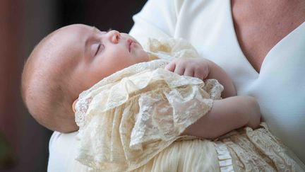 Le prince Louis est porté par sa mère, Kate Middleton, le 9 juillet 2018, avant son baptême à Londres. (DOMINIC LIPINSKI / AFP)