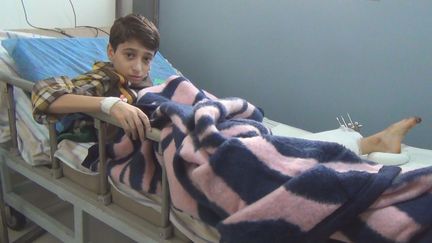 Touché à la jambe par un obus, Abdel, 14 ans, est soigné au CHU d'Alep. (GILLES GALLINARO / RADIO FRANCE)