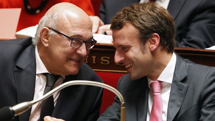 Le ministre des Finances, Michel Sapin (G), et le ministre de l'Economie,&nbsp;Emmanuel Macron, &agrave; l'Assembl&eacute;e nationale, le 21 octobre 2014. (CHARLES PLATIAU / REUTERS )