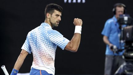 Le Serbe Novak Djokovic opposé à Andrey Rublev en quart de finale de l'Open d'Australie, le 25 janvier 2023. (DAVID GRAY / AFP)