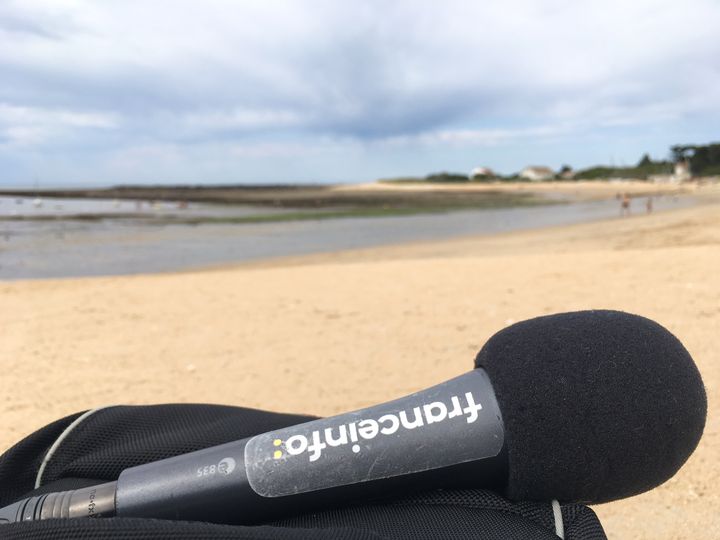 Avant la rentrée, franceinfo junior est parti interviewer des enfants en colonie de vacances sur l'île d'Oléron. Une chronique en partenariat avec le magazine d'actualités pour enfants 1jour1actu et 1jour1actu.com (franceinfo junior)