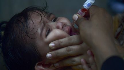 Une jeune fille se fait vacciner contre la polyomyélite à Karachi (Pakistan), le 27 juin 2022. (ASIF HASSAN / AFP)