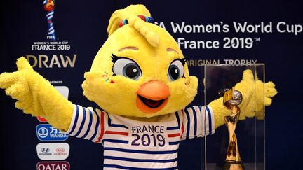 Ettie, la mascotte de la Coupe du monde 2019, lors de la présentation du trophée, le 7 décembre 2018 à Boulogne-Billancourt (Hauts-de-Seine). (FRANCK FIFE / AFP)
