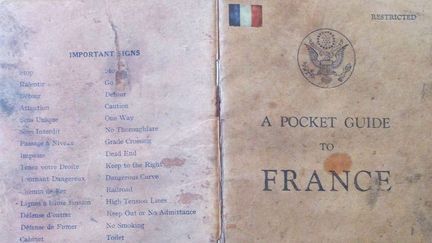 La couverture du guide "A Pocket Guide to France", distribu&eacute; aux soldats am&eacute;ricains avant le d&eacute;barquement de Normandie en 1944. (DR)