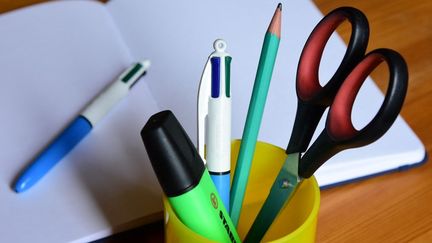 Photo d'illustration de fournitures scolaires, prise le 1er août 2023, à Clonas (Isère). (ROMAIN DOUCELIN / HANS LUCAS / AFP)