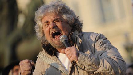 Beppe Grillo, leader du Mouvement 5 &eacute;toiles, lors d'un meeting &agrave; Turin (Italie), le 16 f&eacute;vrier 2013. (GIORGIO PEROTTINO / REUTERS )