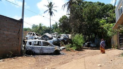 Des voitures brûlées à Mtsapere Mro Handra (Mayotte) le 21 novembre 2022. (GREGOIRE MEROT / AFP)