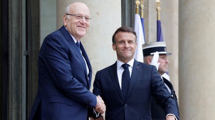 Emmanuel Macron et le Premier ministre libanais, Najib Mikati, à l'Elysée, le 19 avril 2024. (LUDOVIC MARIN / AFP)