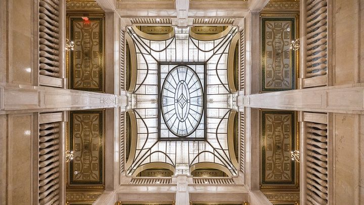 Vue de la verrière du plafond depuis l'intérieur de la "Book Tower", dernière tour réhabilitée du centre-ville, après sept années de travaux. (BEDROCK / BOOK TOWER)