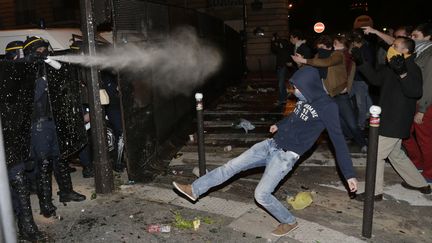 Des affrontements ont oppos&eacute; des manifestants, qui jetaient des objets, aux CRS, qui ont utilis&eacute; des gaz lacrymog&egrave;nes, mardi 23 avril 2013, &agrave; Paris. ( PHILIPPE WOJAZER / REUTERS)