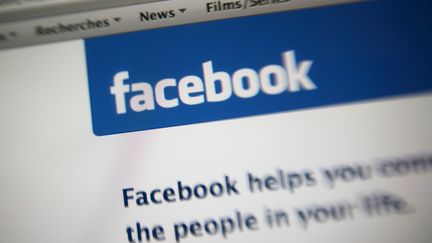 Facebook a lanc&eacute; une purge des faux comptes, qui se multiplient sur le r&eacute;seau social.&nbsp; (LOIC VENANCE / AFP)