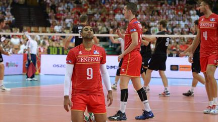 Earvin N'Gapeth à genoux avec derrière lui Benjamin Toniutti, Antonin Rouzier face à l'Allemagne