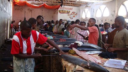 les islamistes sont chassés définitivement de la capitale et des principales villes du pays par les forces gouvernementales. Peu à peu, le marché aux poissons d’Hamar Wayne de Mogadiscio reprend ses activités, retrouvant une nouvelle prospérité. (REUTERS/Feisal Omar)