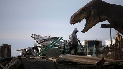 Un employ&eacute; d&eacute;blaie un parc d'attraction ravag&eacute; par l'ouragan Sandy &agrave; Seaside Heights (New Jersey), le 19 f&eacute;vrier 2013. (MARK WILSON / GETTY IMAGES)