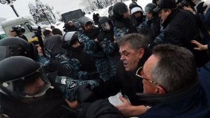 Confrontation entre des membres du mouvement d'opposition Svoboda et les forces de l'ordre. (AFP PHOTO/SERGEI SUPINSKY)