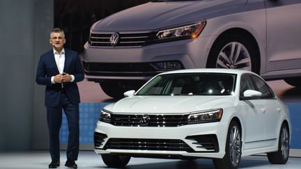 Le pr&eacute;sident de Volkswagen&nbsp;USA,&nbsp; Michael Horn, pr&eacute;sente la nouvelle Passat &agrave; New York le 21 septembre 2015. (CHRIS MELZER / DPA / AFP)