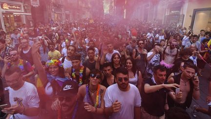 Des manifestants LGBT à la Gay Pride de Naples (Italie), le 24 juin 2017. (KONTROLAB / LIGHTROCKET)