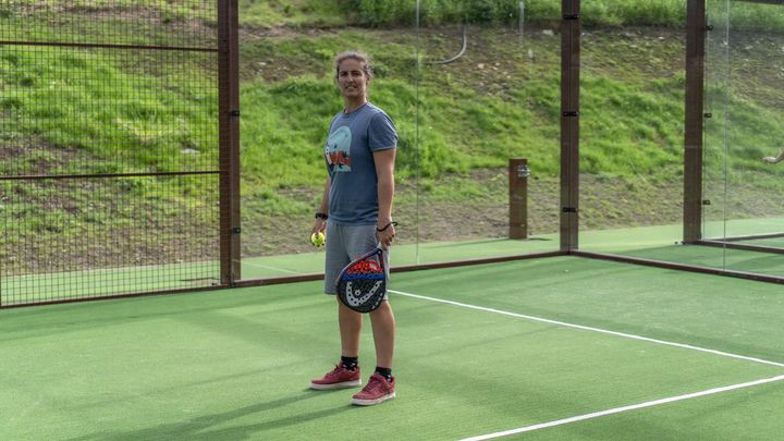 Angélique Cauchy sur un terrain de padel à Bayonne, le 25 avril 2023. (VICTORINE ALISSE / COLLECTIF HORS FORMAT / FRANCEINFO))