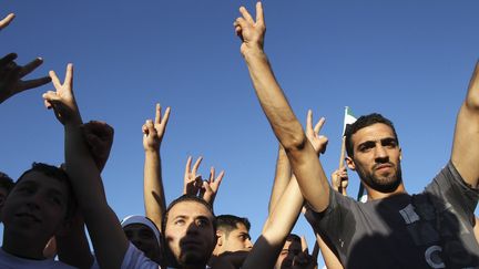 Des Jordaniens et r&eacute;fugi&eacute;s syriens manifestent apr&egrave;s le massacre de Houla &agrave; Amman (Jordanie), le 30 mai 2012. (ALI JAREKJI / REUTERS)