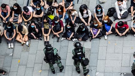 La police retient des manifestants&nbsp;rassemblés avant l'examen d'un projet de loi criminalisant tout outrage à l'hymne national chinois, le 27 mai 2020 à Hong Kong. (ISAAC LAWRENCE / AFP)