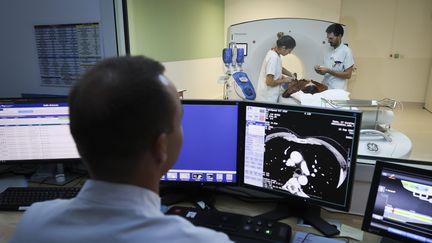 Du personnel médical procède à une IRM au centre hospitalier de Gap (Hautes-Alpes), le 12 septembre 2024. Image d'illustration. (THIBAUT DURAND / MAXPPP)