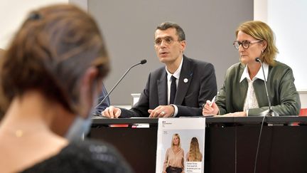 Édouard Durand et Nathalie Mathieu, co-présidents de la Ciivise, lors de la première réunion publique de la&nbsp;Commission indépendante sur l'inceste et les violences sexuelles faites aux enfants, en octobre 2021. (J?R?ME FOUQUET / MAXPPP)