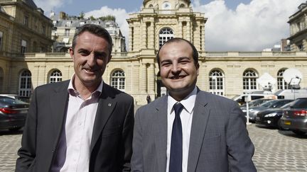 Les s&eacute;nateurs FN St&eacute;phane Ravier (G) et David Rachline, le 30 septembre 2014,&nbsp;devant le S&eacute;nat. (ERIC FEFERBERG / AFP)