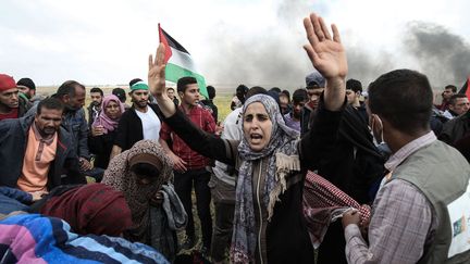 Des manifestants palestinens dénoncent le strict blocus de Gaza par Israël, vendredi 30 mars 2018 à la frontière avec l'Etat hébreu.&nbsp; (SAID KHATIB / AFP)