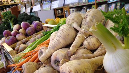 Des légumes bio sur un étal. (THOMAS SCHONHEERE / RADIO FRANCE)