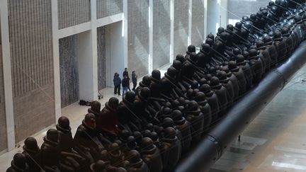 "Law of the Journey" (Loi du voyage), une installation d'Ai Weiwei pour les réfugiés, en forme de canot pneumatique géant, exposée à Prague (16 mars 2017)
 (Michal Cizek / AFP )