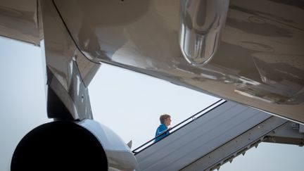 La chancelière allemande Angela Merkel dans son Airbus A340 à Baku (Azerbaïjan) le 25 août 2018. (KAY NIETFELD / DPA / AFP)