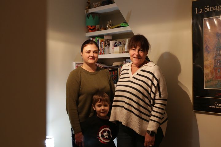 Lisa Saper (right), Olena Matiash and her son, January 31, 2022 in north London (United Kingdom).  (VALENTINE PASQUESOONE / FRANCEINFO)