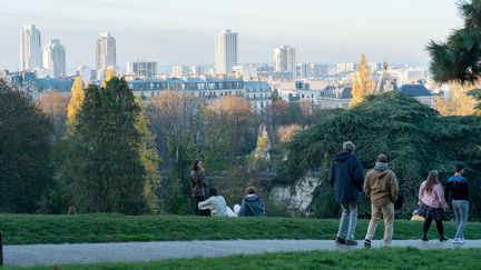 Le parc des Buttes Chaumont à Paris, le 13 novembre 2022. (BRUNO LEVESQUE / MAXPPP)