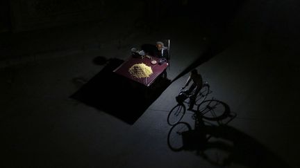 Un Syrien à bicyclette passe devant un marchand ambulant qui a repris son petit commerce dans les rues de la ville, située dans la région de la Ghouta orientale, à l'est de la capitale Damas. Dans les grandes villes syriennes, les habitants ont recommencé depuis le début de la trêve à mener une vie plus normale. Si elle dure, elle devrait permettre de relancer les discussions intersyriennes, comme annoncé par l'émissaire de l'ONU pour la Syrie, Staffan de Mistura, le 7 mars à Genève. L'ONU a annoncé qu'elle allait porter assistance dans les jours qui viennent à 154.000 personnes vivant dans des localités encore assiégées. «Plus de 450.000 personnes sont prises au piège dans des villes et villages de Syrie, et parfois depuis des années», a déclaré le Haut Commissaire de l'ONU aux droits de l'Homme, Zeid Ra'ad al-Hussein. (Sameer Al-Doumy / AFP)