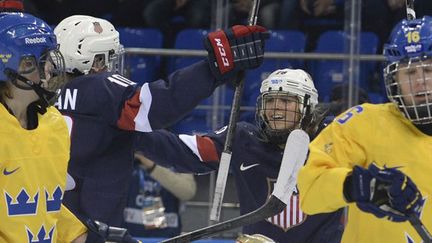 La joie des Américaines Hilary Knight et Amanda Kessel, victorieuses des Suédoises en demi-finales du tournoi olympique