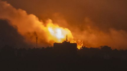 De la fumée et des incendies s'élèvent au-dessus de la bande de Gaza après une frappe israélienne, le 5 novembre 2023. (ARIS MESSINIS / AFP)