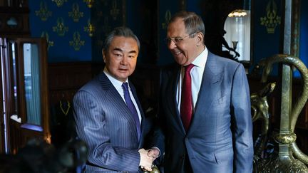 Les chefs de la diplomatie chinoise et russe, Wang Yi et Sergueï Lavrov, à Moscou, le 22 février 2023. (MENG JING / XINHUA / AFP)