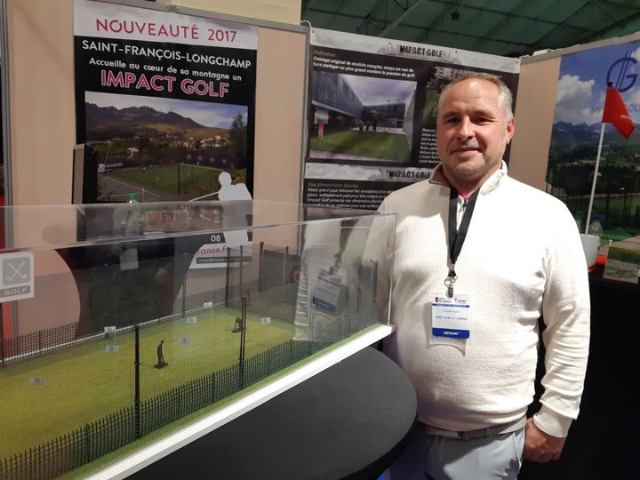 Gildas Huet directeur d'impact golf devant la maquette de sa structure au salon des maires de France. (Fabrice Rigobert Radio France)