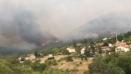 Un incendie menace des habitations dans la commune de&nbsp;Saint-Marcel-lès-Annonay, samedi 1er août 2020.&nbsp; (France 3 Rhône-Alpes / Sylvie Adam)