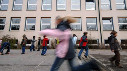 Des enfants jouent dans la cour d'une &eacute;cole primaire de Straubing, en Allemagne, le 11 d&eacute;cembre 2006. (ARMIN WEIGEL / DPA / AFP)