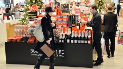 Des clients dans un magasin Printemps à Paris, le 18 décembre 2014. (STEPHANE DE SAKUTIN / AFP)