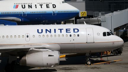 Deux avions de la compagnie am&eacute;ricaine&nbsp;United Airlines, le 24 ao&ucirc;t 2012.&nbsp;Des passagers d'un vol de cette compagnie qui se rendaient &agrave; New York (Etats-Unis) pour No&euml;l, ont d&ucirc; passer la nuit du 24 au 25 d&eacute;cembre 2013 &agrave; l'a&eacute;roport de Roissy (Val-d'Oise). (JUSTIN SULLIVAN / GETTY IMAGES NORTH AMERICA / AFP)