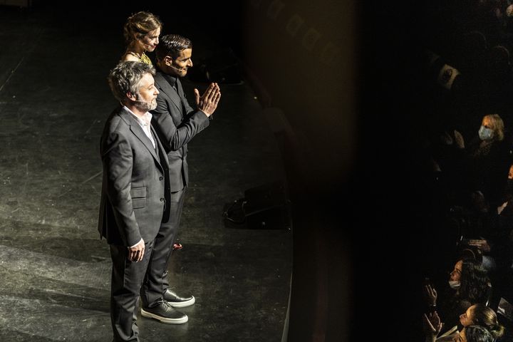 Pascal Rénéric (Nick), Sofiane Zermani (Gatsby) et Lou de Laâge (Daisy) dans "Gatsby le magnifique" au Théâtre du Châtelet, le 15 février.&nbsp; (THOMAS AMOUROUX)