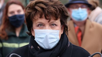 La ministre de la Culture Roselyne Bachelot lors d'une conférence de presse dans la forêt de Bercé, le 5 mars 2021 à Jupilles (Sarthe), où des arbres ont été sélectionnés pour la reconstruction de la cathédrale Notre-Dame de Paris. (THOMAS COEX / AFP)