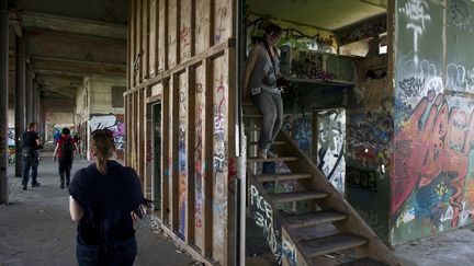 Des touristes se baladent au cœur du Teufelsberg à Berlin. (JOHN MACDOUGALL / AFP)