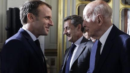 Emmanuel Macron salue Valéry Giscard d'Estaing au Conseil constitutionnel à Paris, le 4 octobre 2018. (THOMAS SAMSON / POOL)